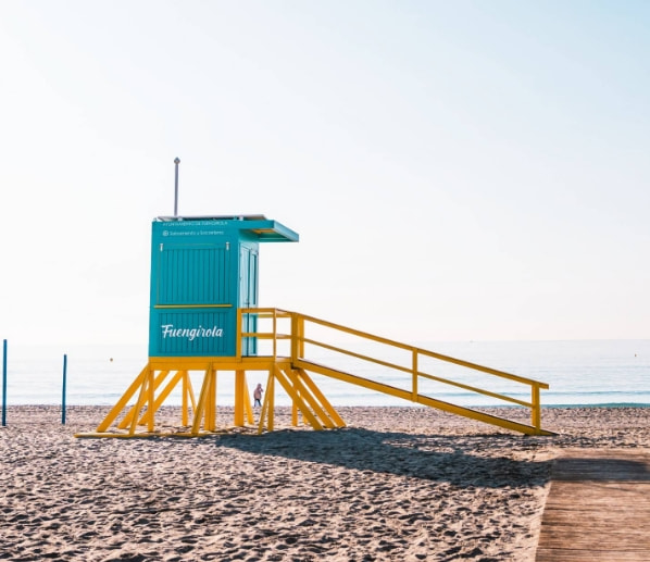 Caseta de vigilancia en la playa de Fuengirola