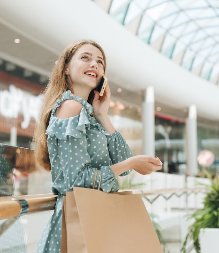 Mujer de compras en el centro comercial