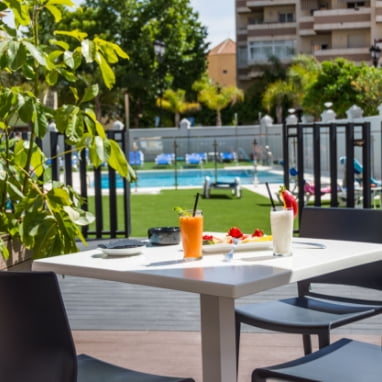 Bar junto a la piscina de nuestro hotel en Fuengirola