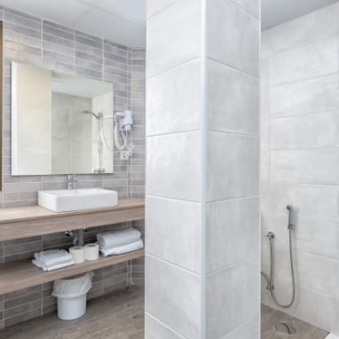 Bathroom with shower at Veramar Aparthotel
