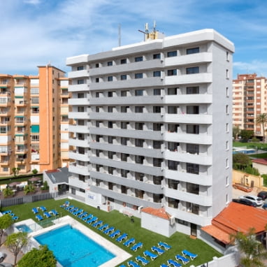 Imagen general del edificio y la zona de piscina del hotel