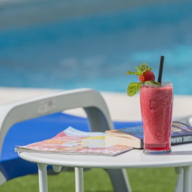 Batido junto a la piscina de Veramar