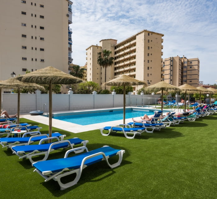 Piscina y Zona de Solarium en Veramar Aparthotel