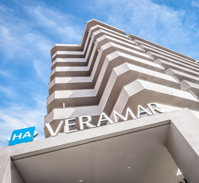 Fachada del hotel veramar